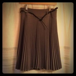 Grey pleated skirt with belt